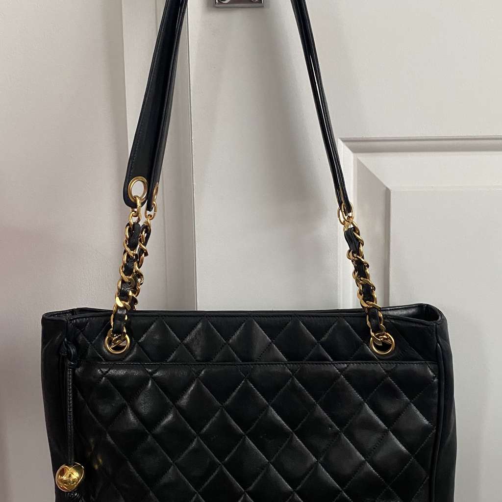 Chanel Petite Shopping - Image 11