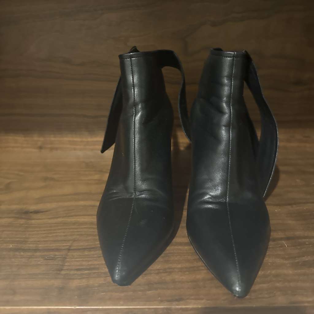 Christian Dior Boats Excellent Condition - Image 6