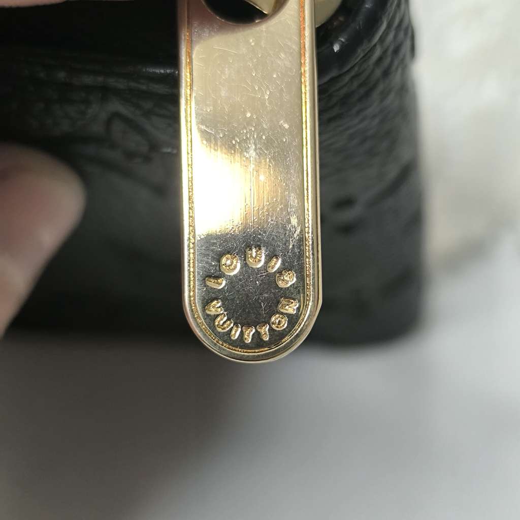 Louis Vuitton Wallet - Detail 1