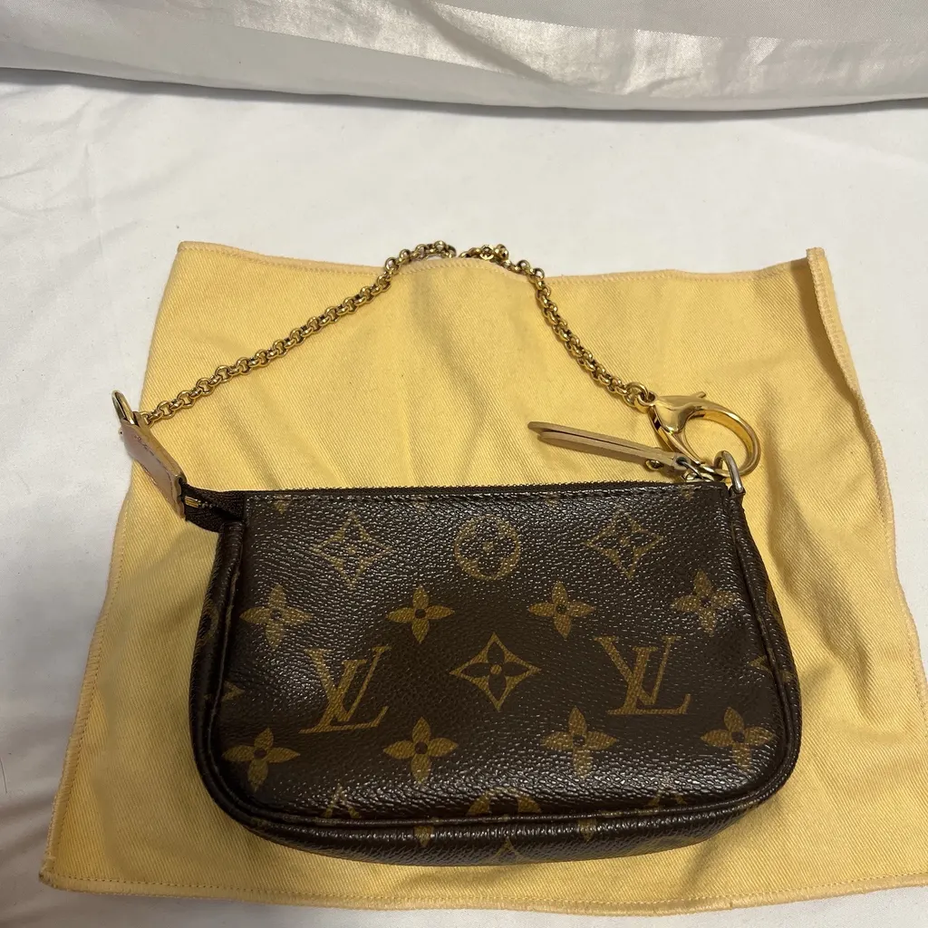 Louis Vuitton Mini Pochette accessory Gold Leather Fair - Back View