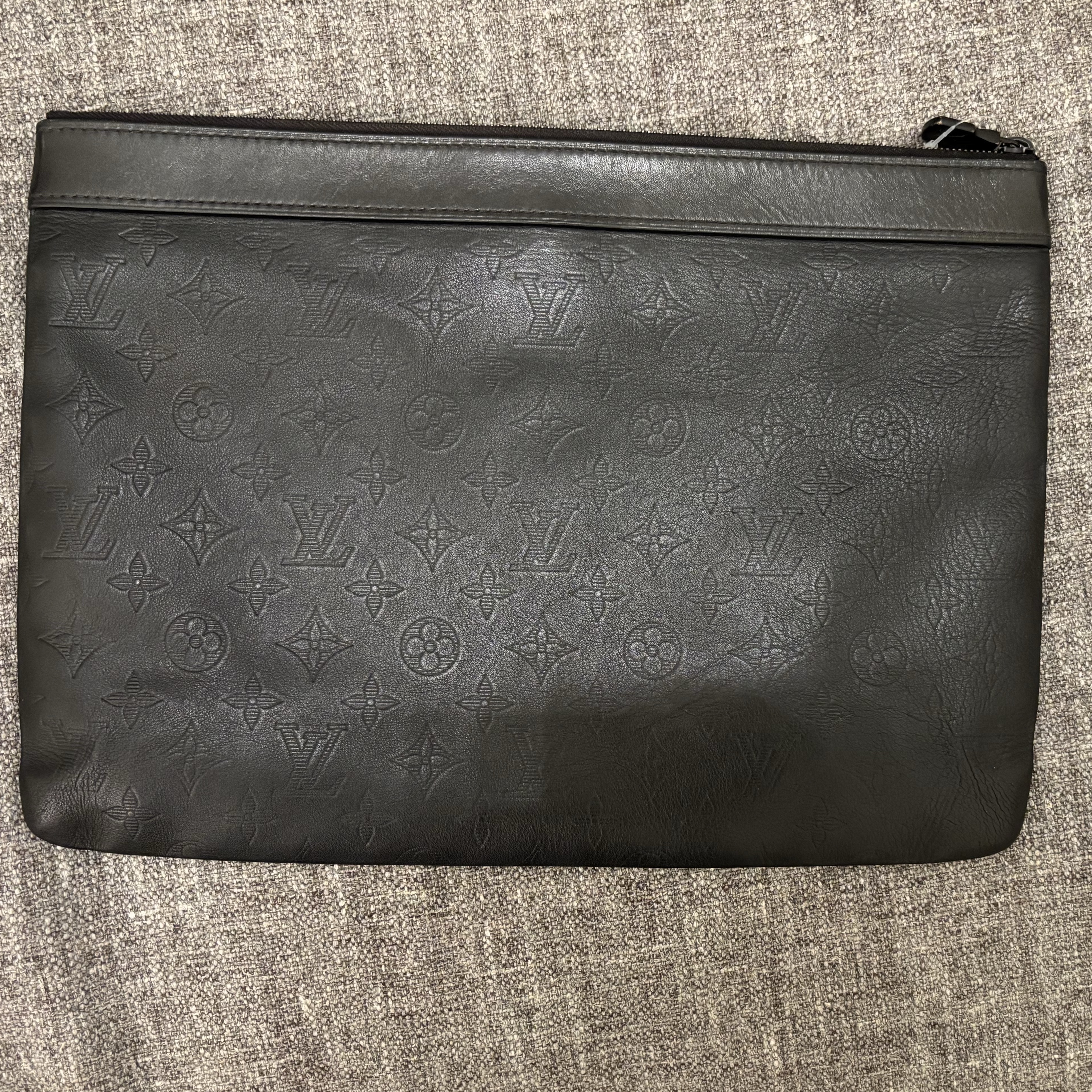 Louis Vuitton Shadow Discovery Clutch Black Leather Very good condition - Model View