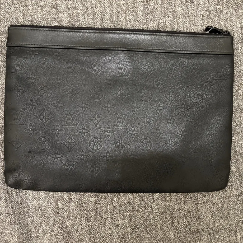 Louis Vuitton Shadow Discovery Clutch Black Leather Very good - Model View