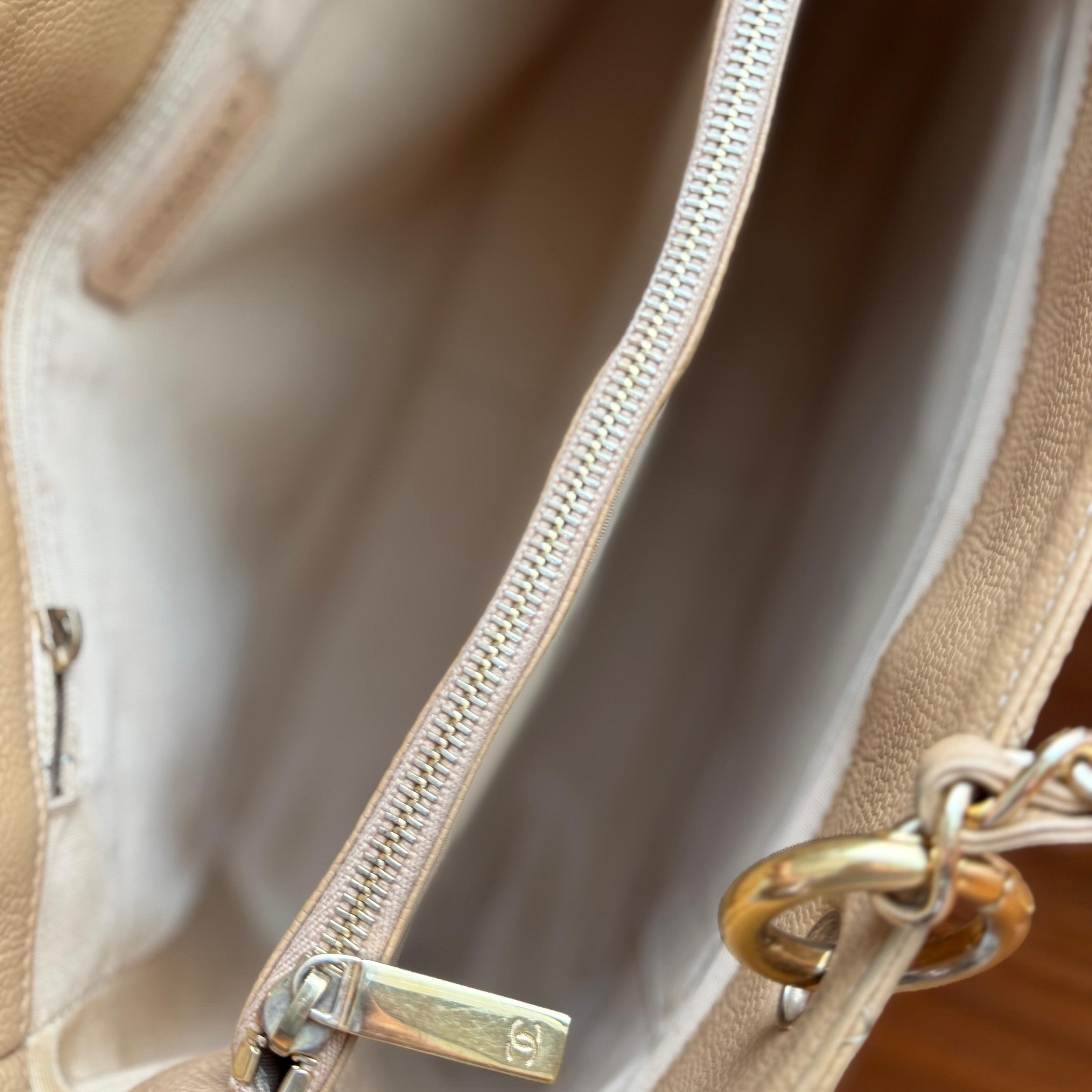 Chanel GST Tote Beige Leather Good condition - Model View