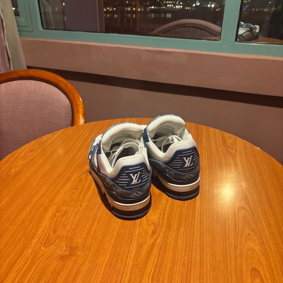 Louis Vuitton Louis Vuitton Sneakers Blue Leather Very good condition - Back View