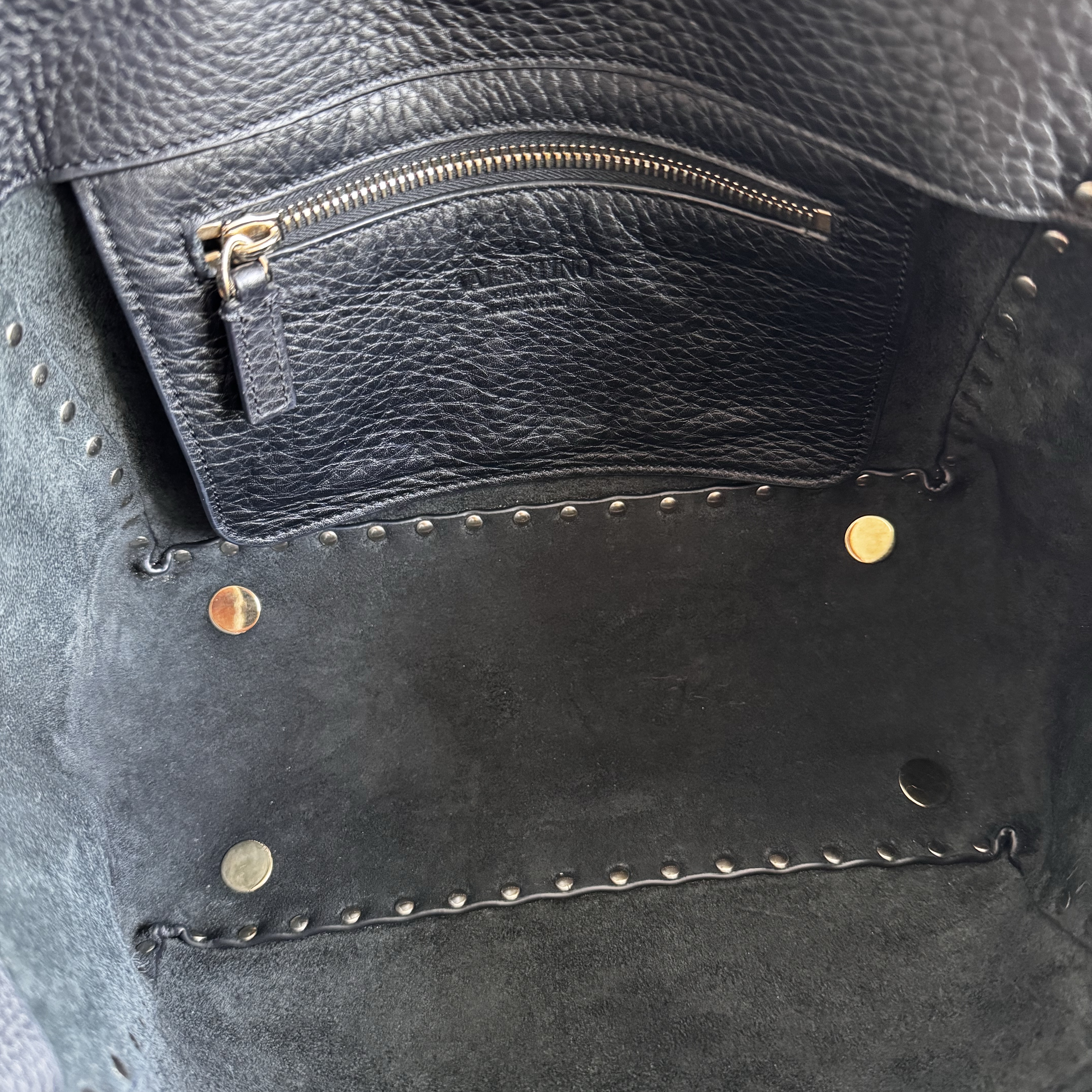 Valentino Garavani Rockstud Leather Tote Black Leather Very good condition - Model View