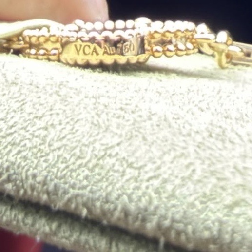 Van Cleef & Arpels Alahambra come with certificate Black Gold Never worn - Inside View