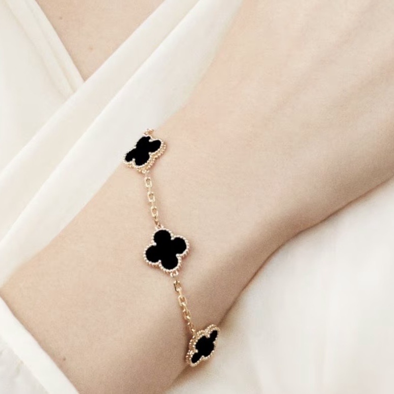 Van Cleef & Arpels Alahambra come with certificate Black Gold Never worn - Model View