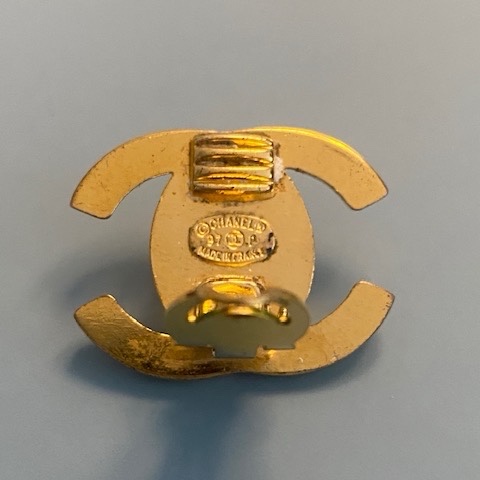 Chanel CC Turnlock CC Earrings Gold Gold Good condition - Model View