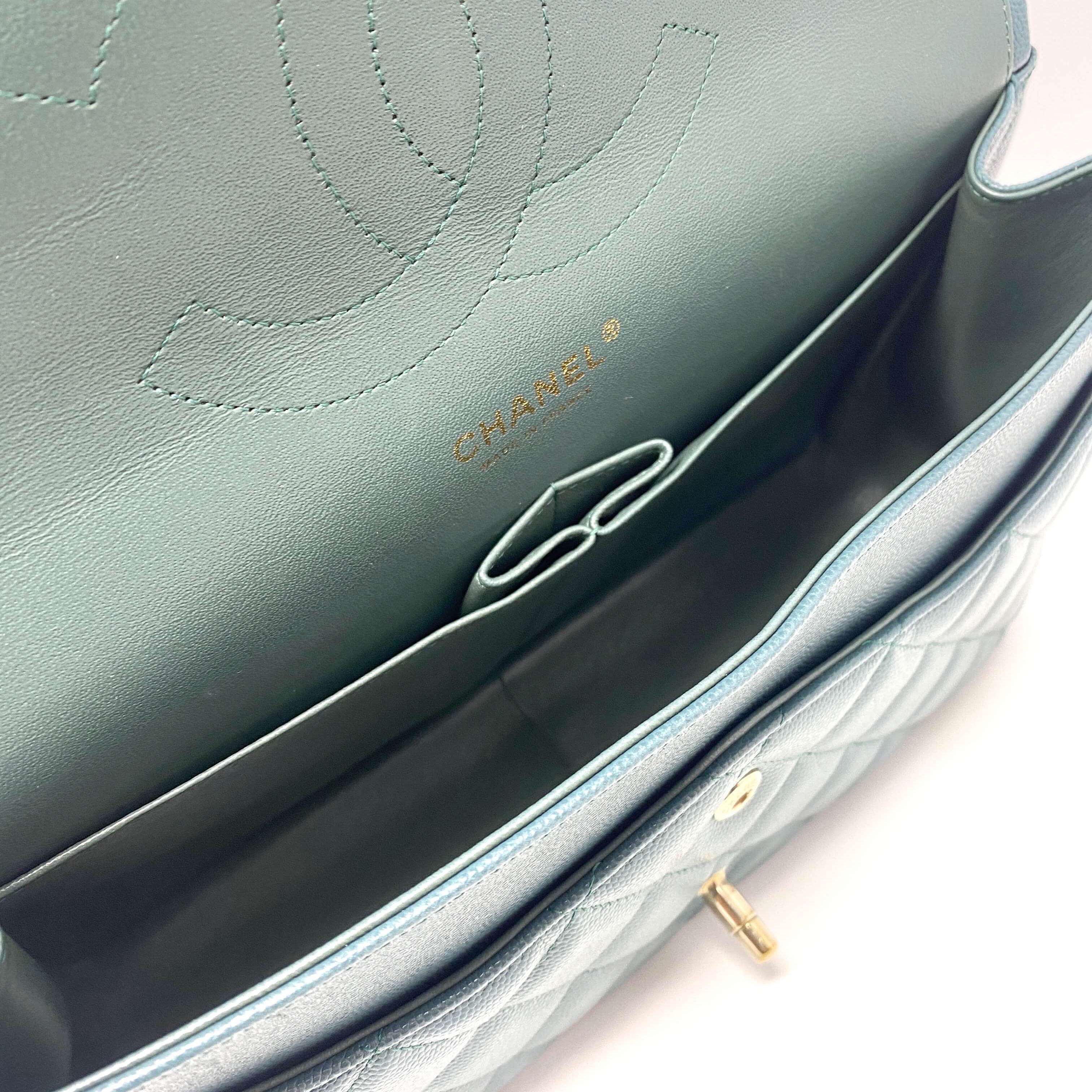 Chanel Double Flap Bag Green Leather Good condition - Model View