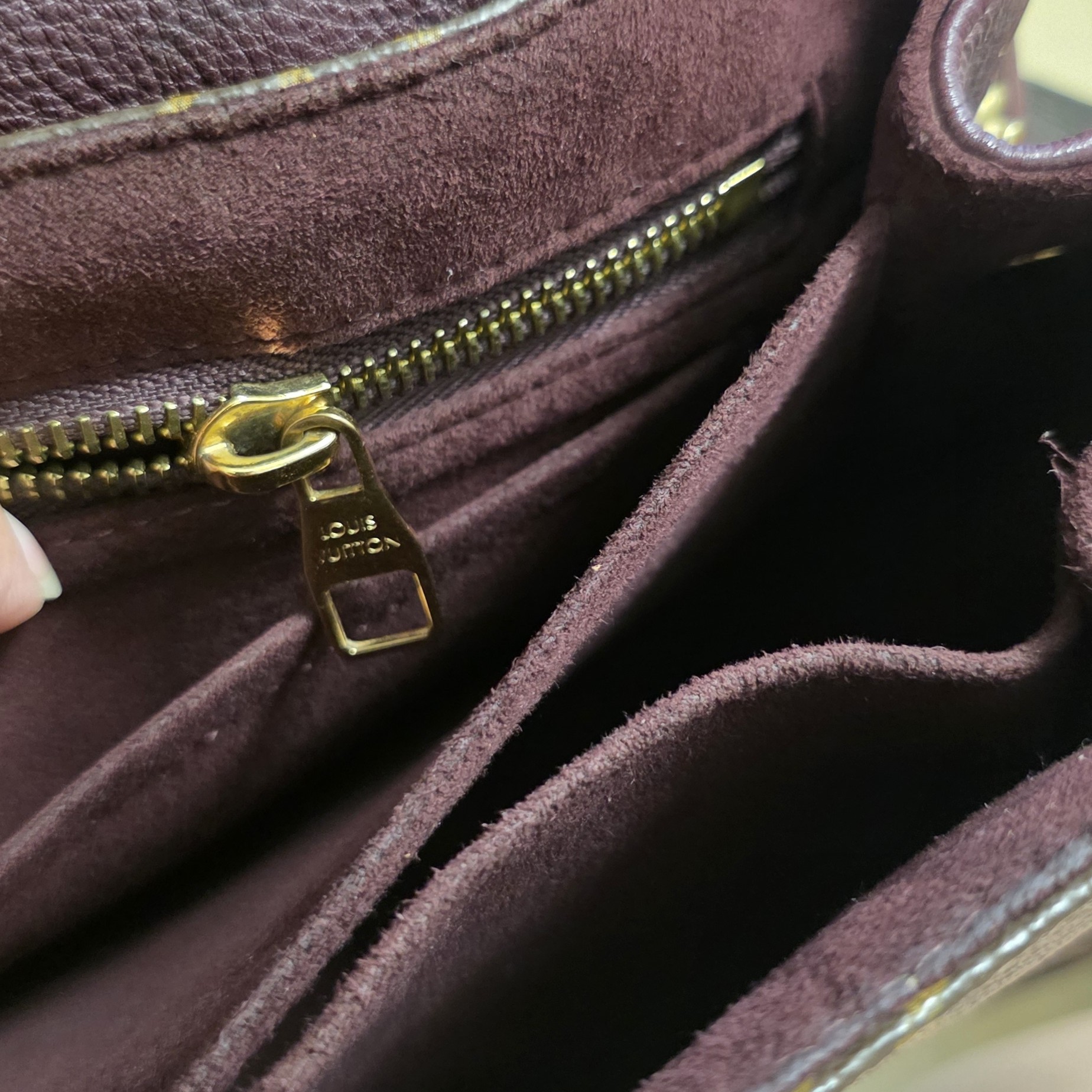 Louis Vuitton Eden Burgundy MM Burgundy Leather Good condition - Model View