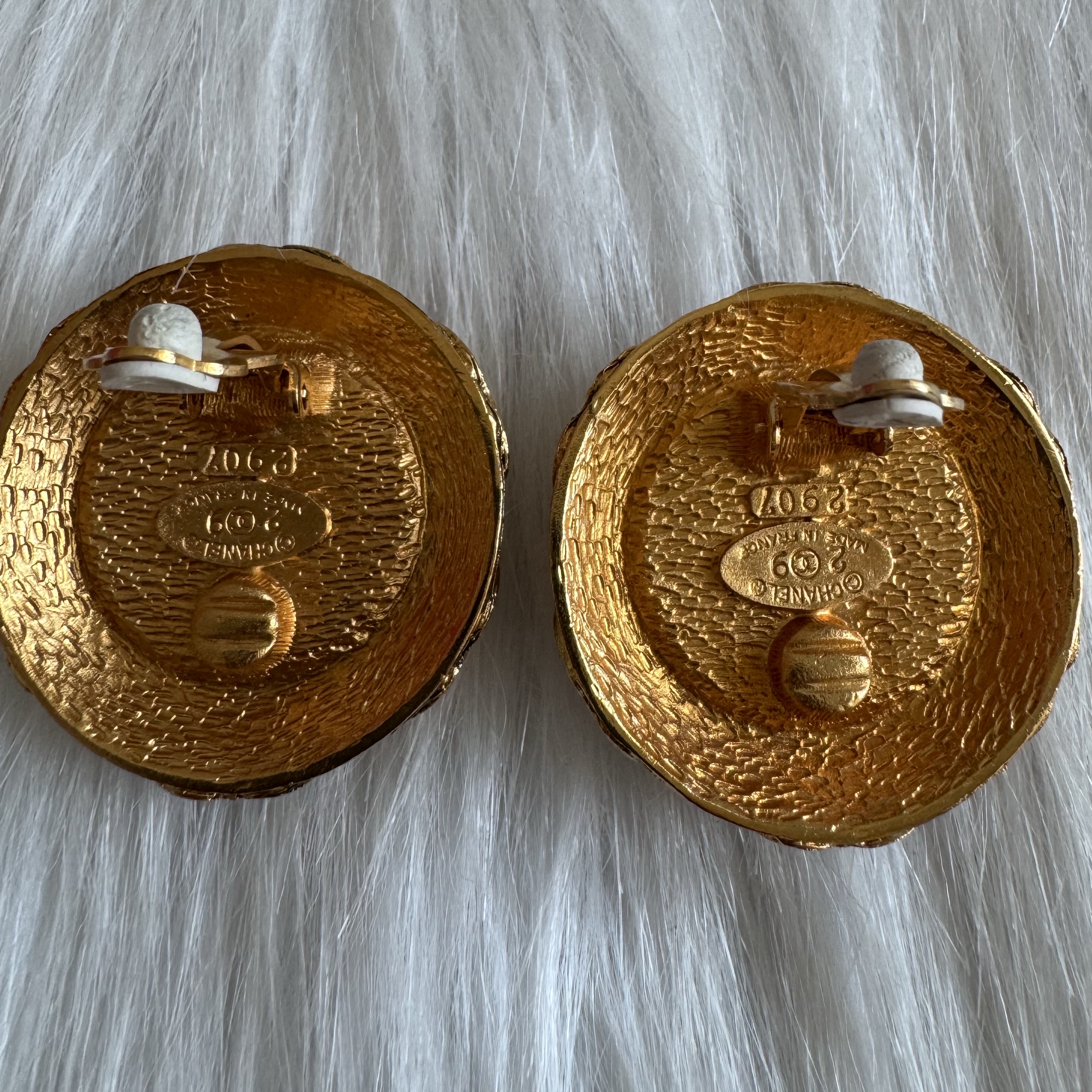 Chanel Faux Pearl CC Earrings Gold Very good condition - Back View