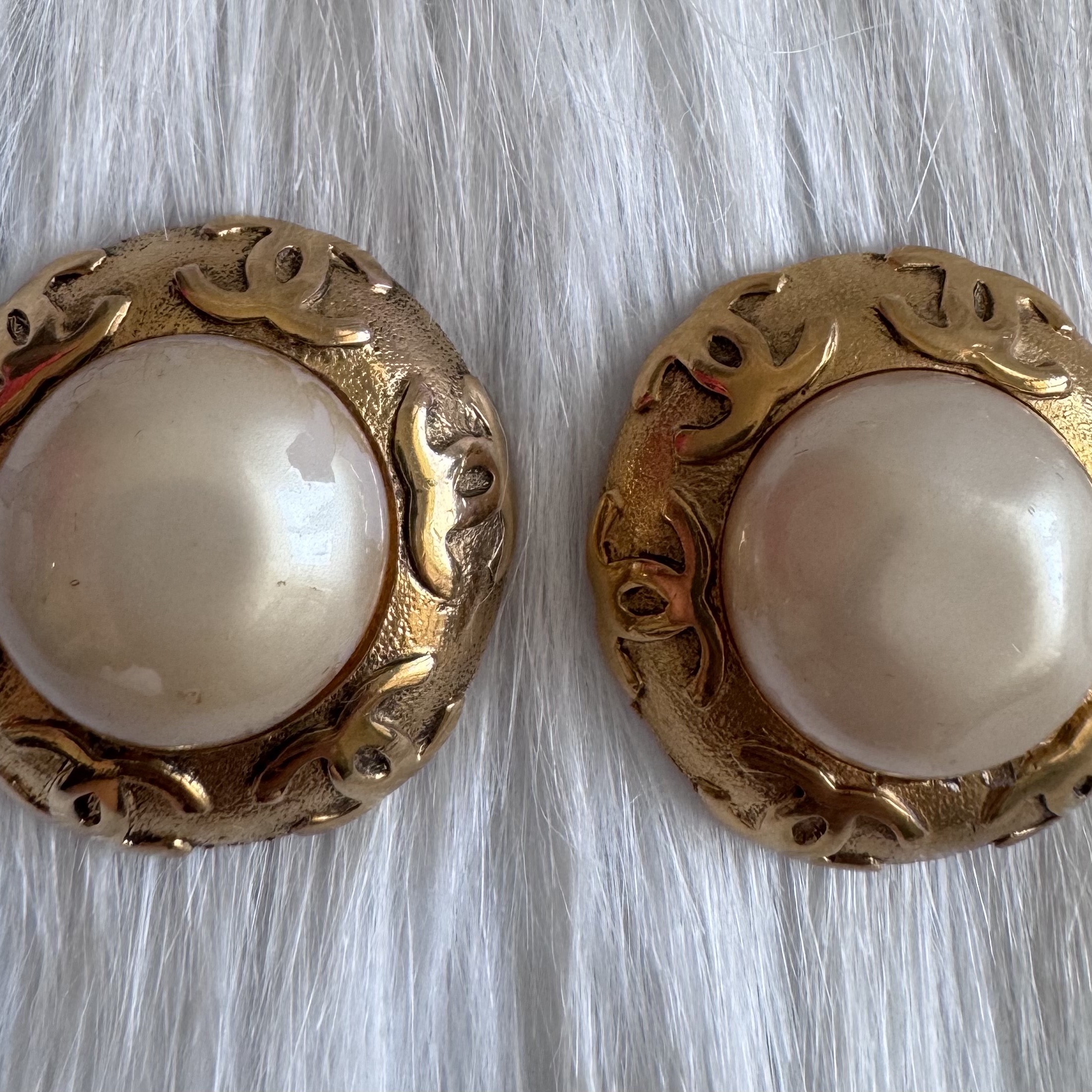 Chanel Faux Pearl CC Earrings Gold Very good condition - Inside View