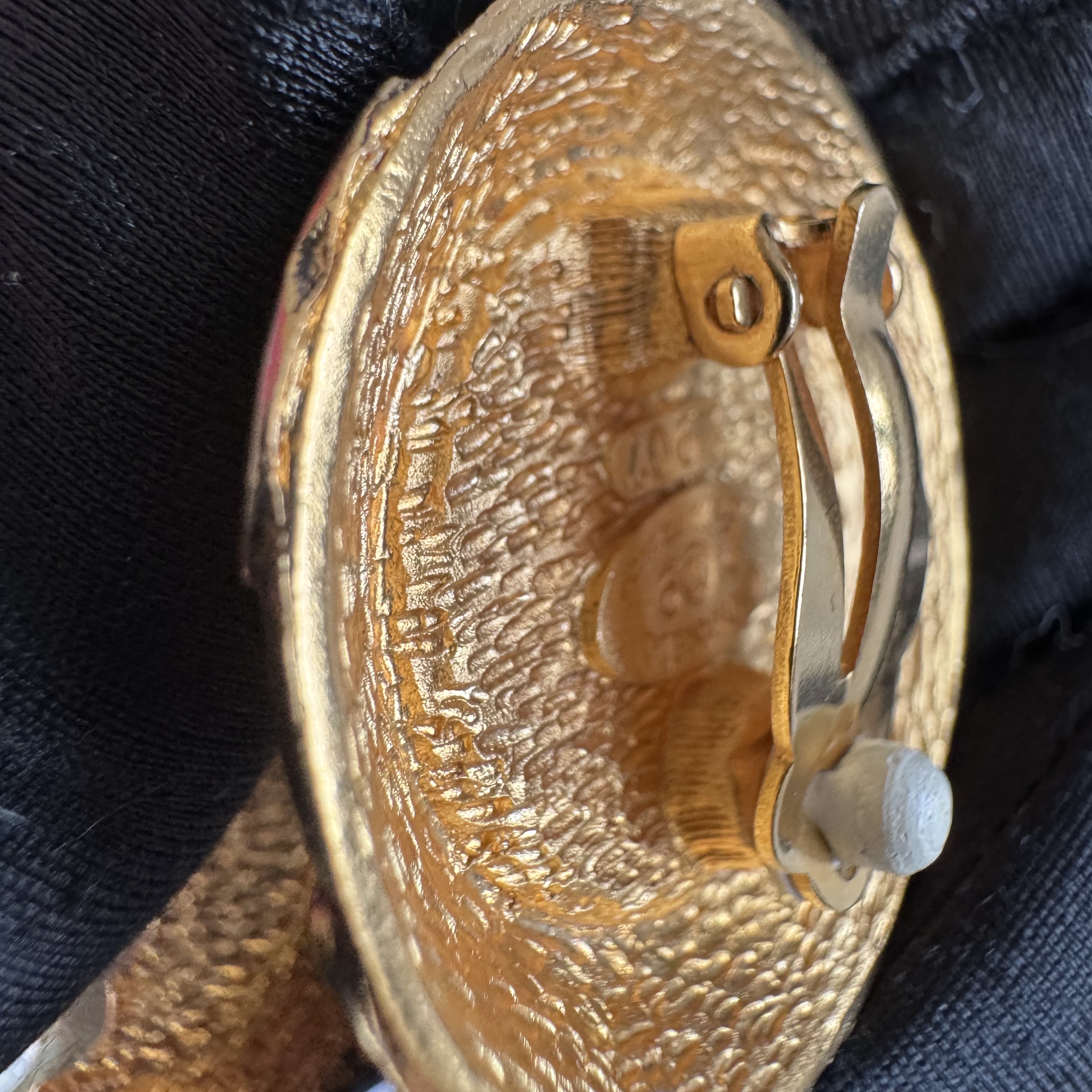 Chanel Faux Pearl CC Earrings Gold Very good condition - Model View