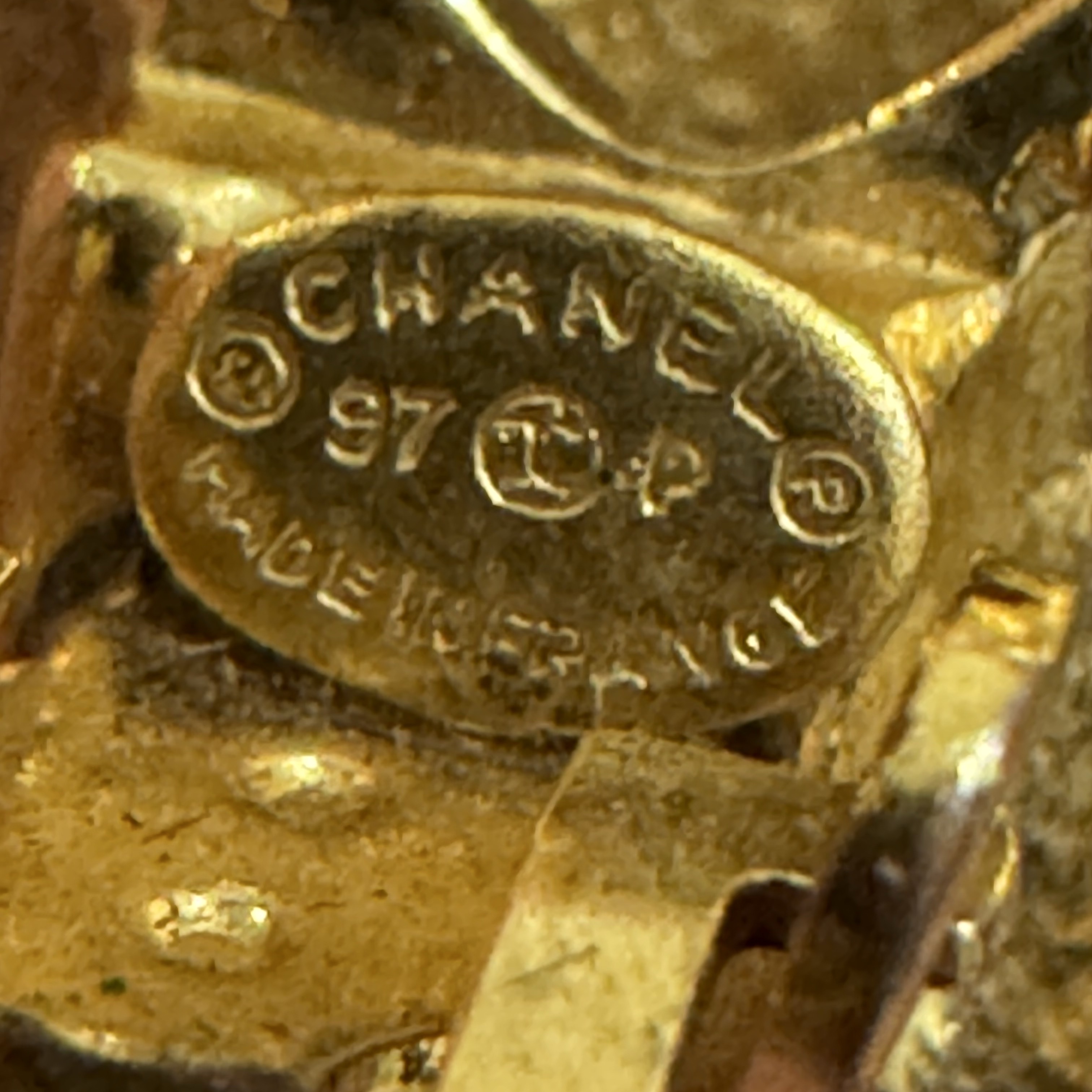 Chanel Coco Mark Clip On Gold Very good condition - Inside View