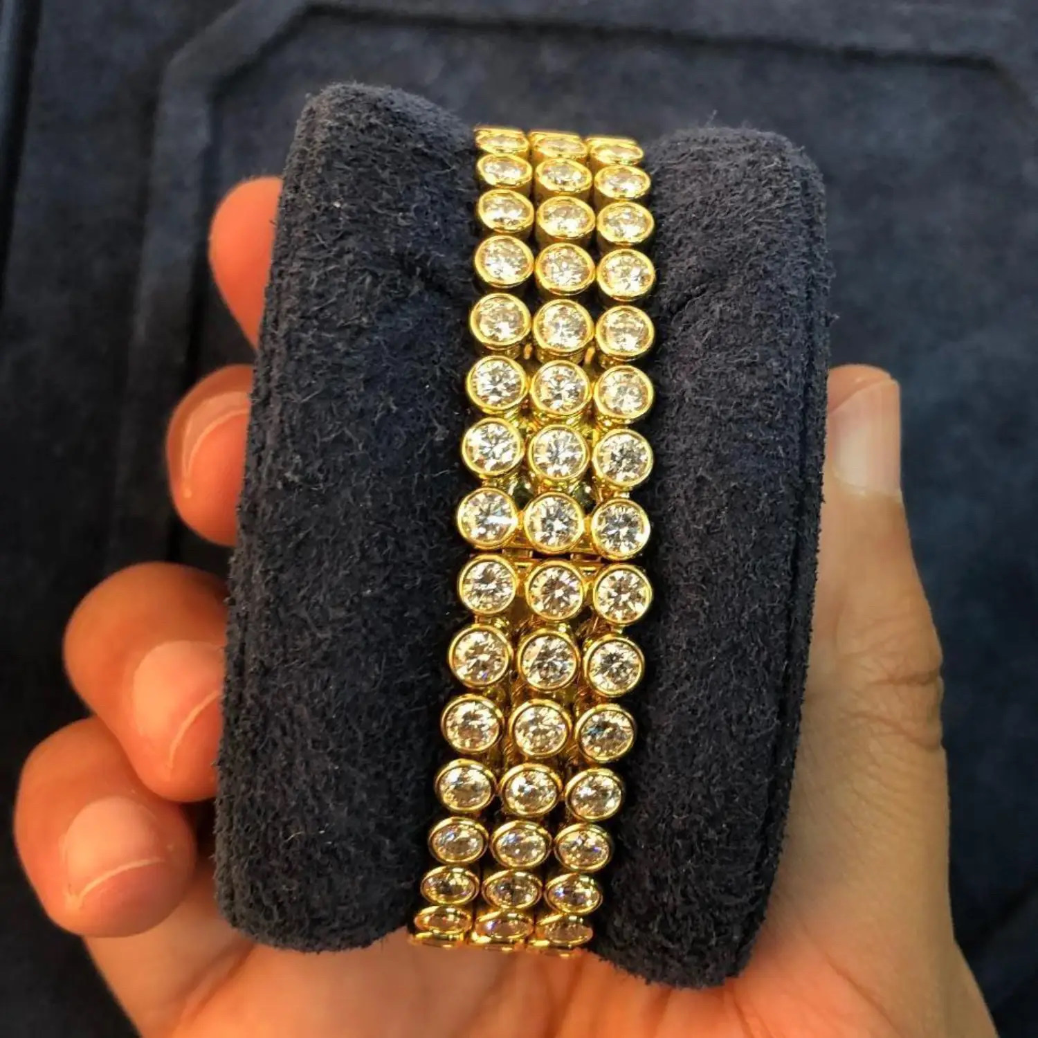 UNSIGNED Harry Winston Diamond Gold MultiColor Never worn - Model View