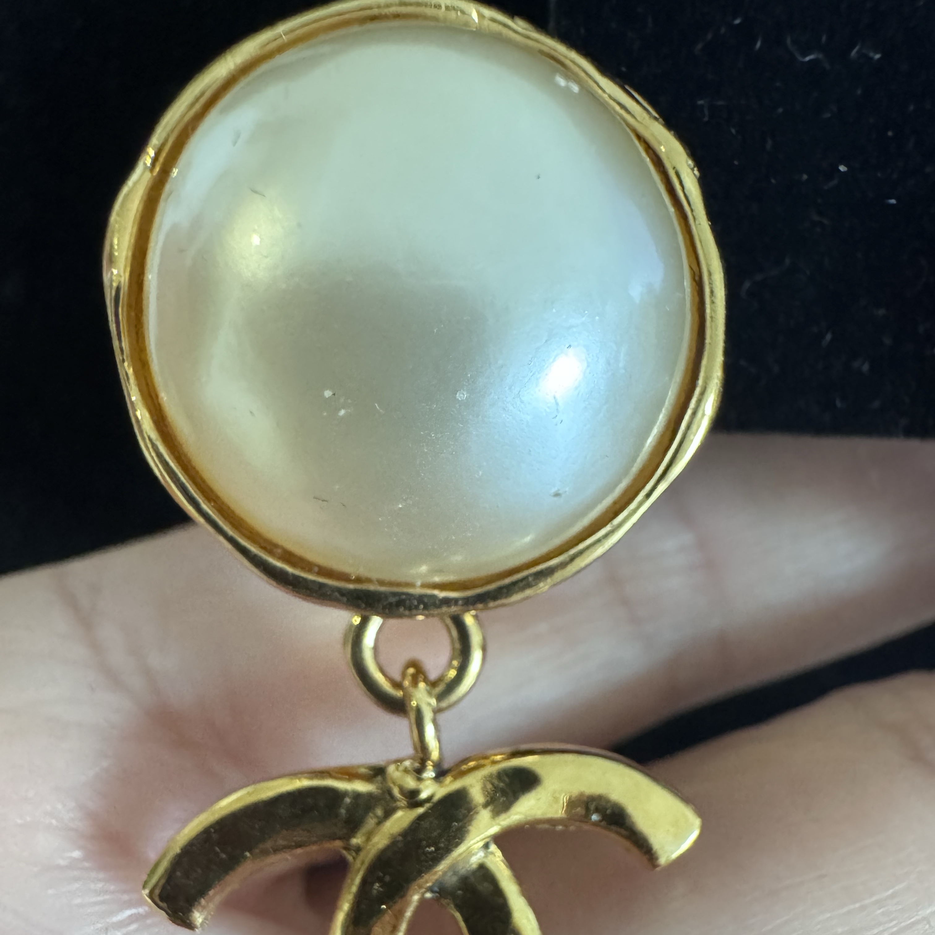 Chanel CC Logo Pearl Earrings Gold Never worn - Box View