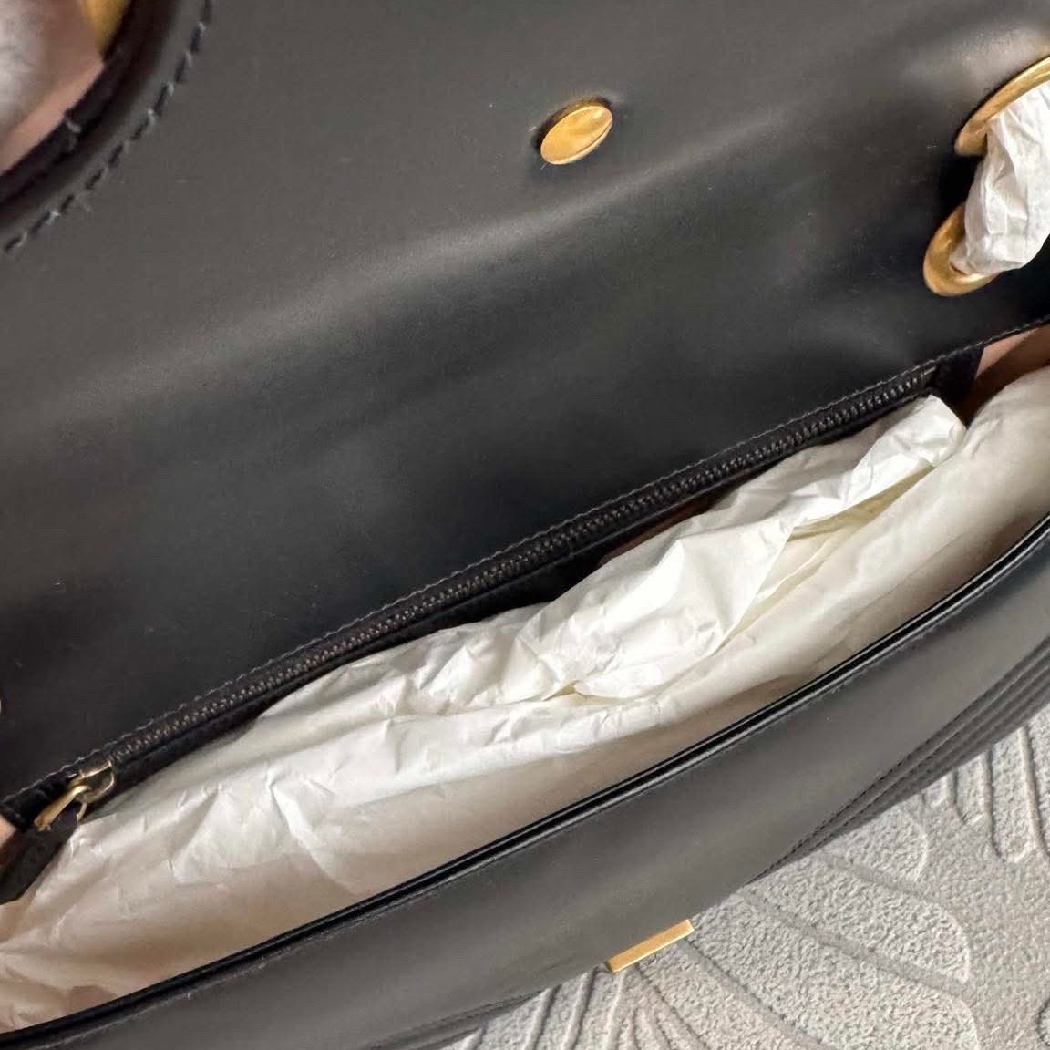 Gucci Marmont Large Black Leather Never worn, with tag - Model View