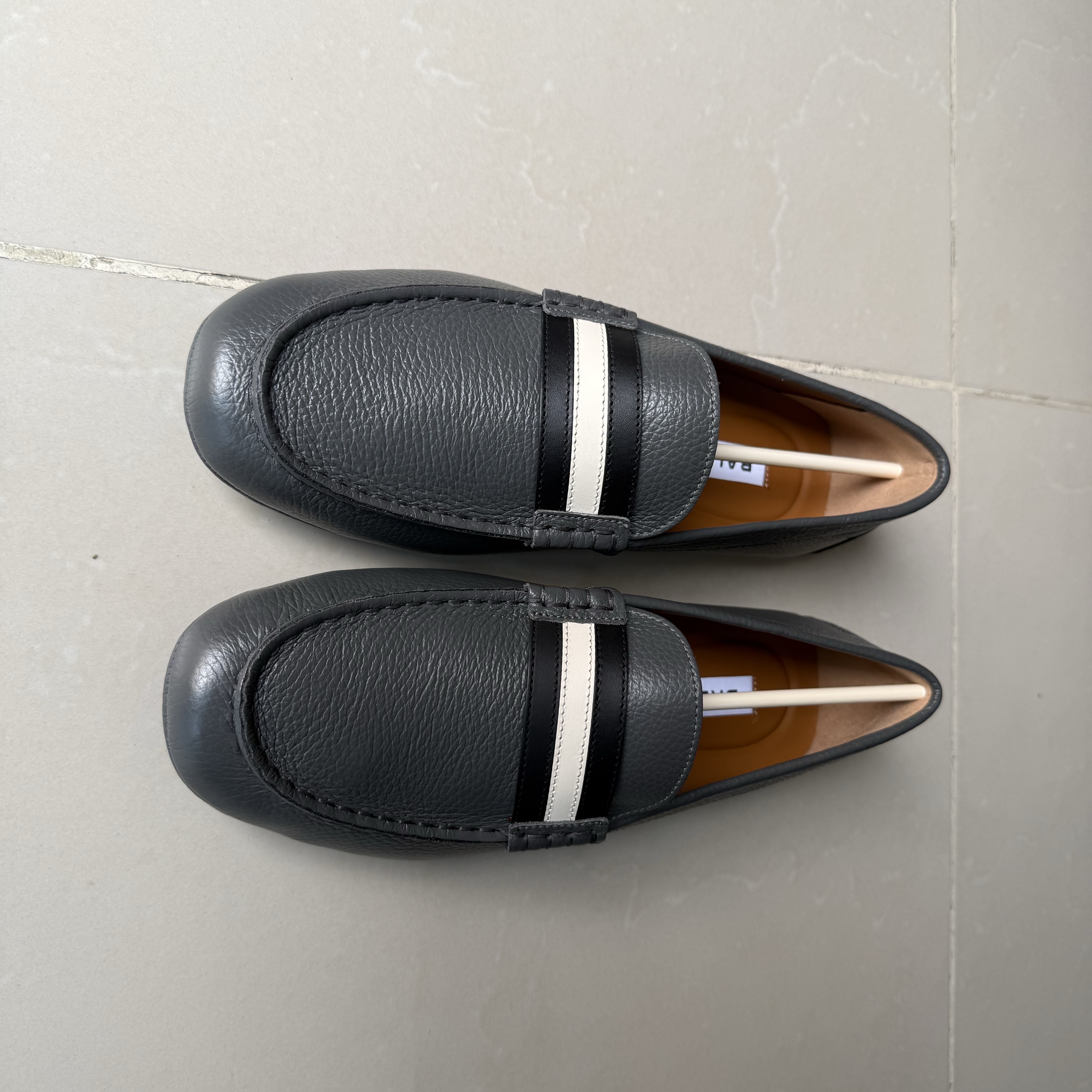 Bally Bally Loafers Grey Leather Never worn, with tag - Model View