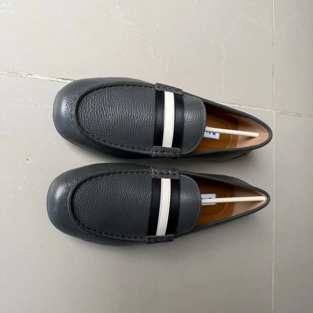 Bally Bally Loafers Grey Leather Never worn, with tag - Model View