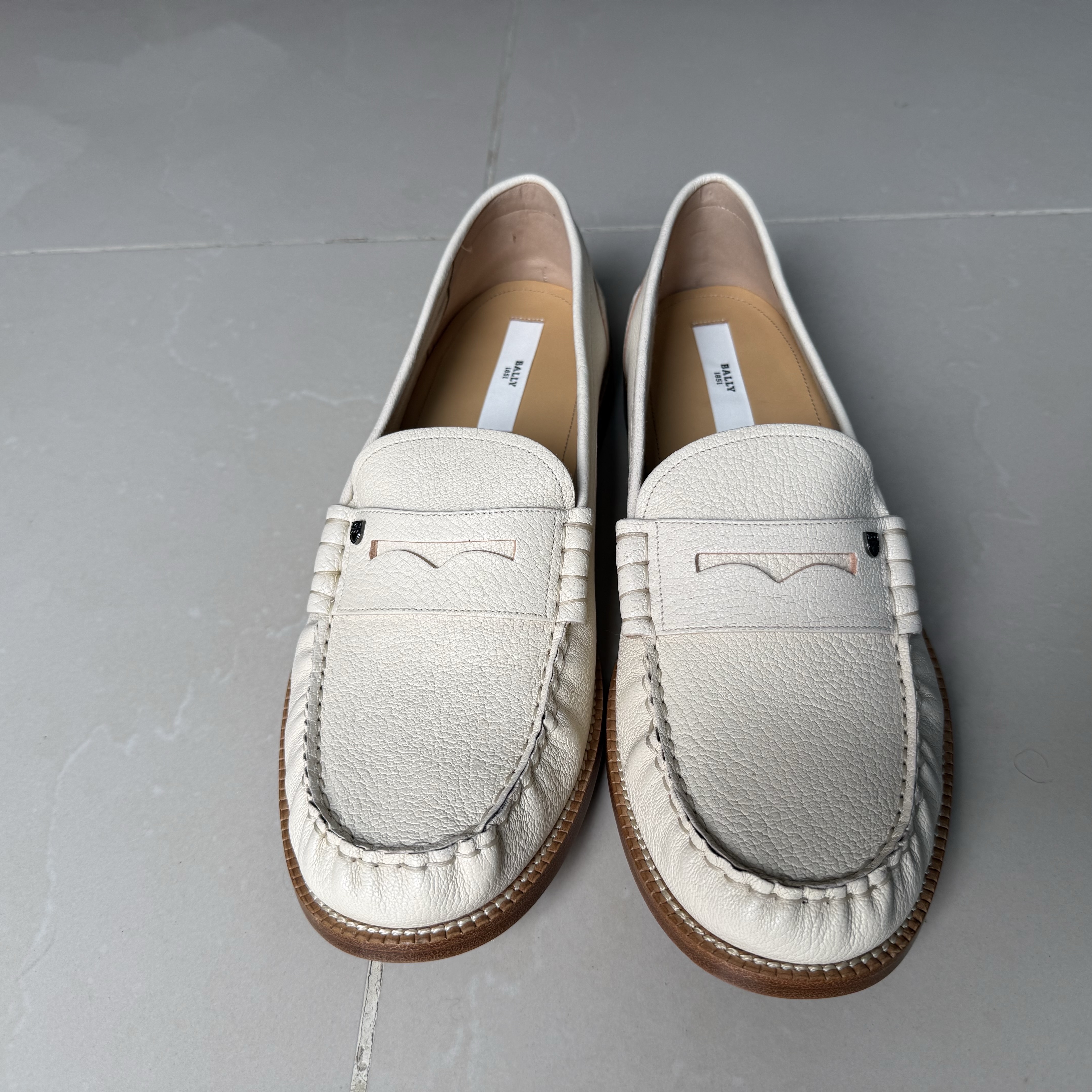 Bally Bally Loafers Ecru Leather Never worn, with tag - Model View