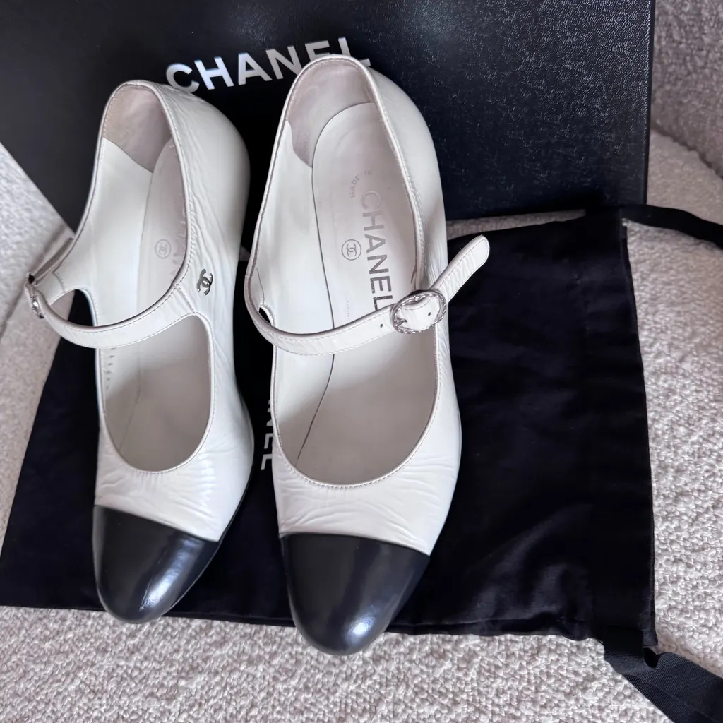 Chanel Mary Janes White Leather Very good - Box View