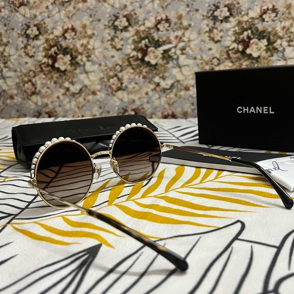 Chanel Pearl Round Sunglasses Gold Stainless steel Polycarbonate Very good - Box View