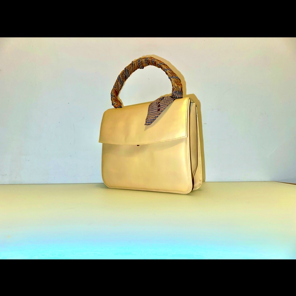 Delvaux Docile - Side view
