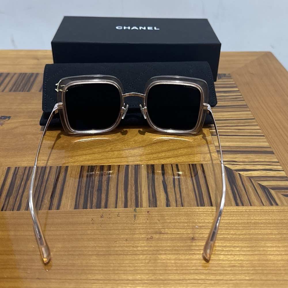Chanel Square Silver Stainless steel Plastic Very good - Model View