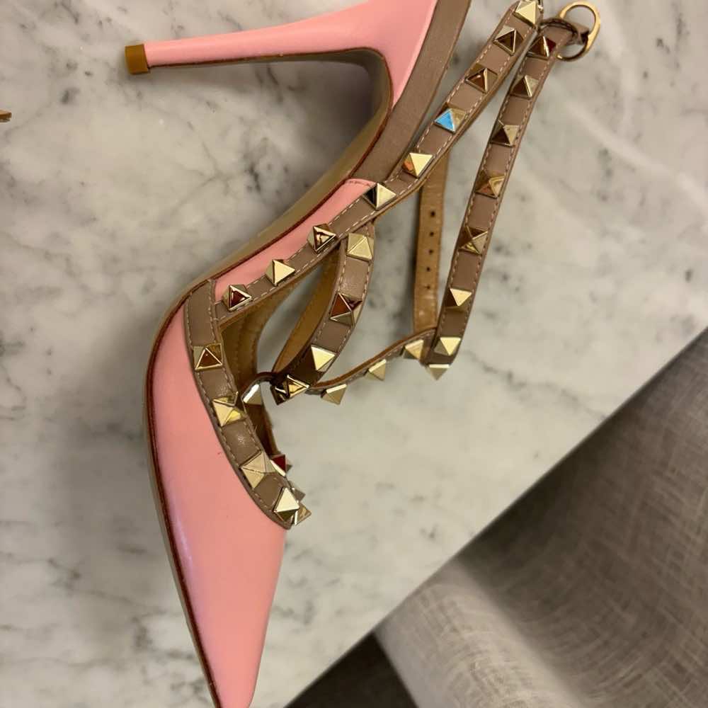 Valentino Rockstud Heels Pink Leather Never worn - Model View