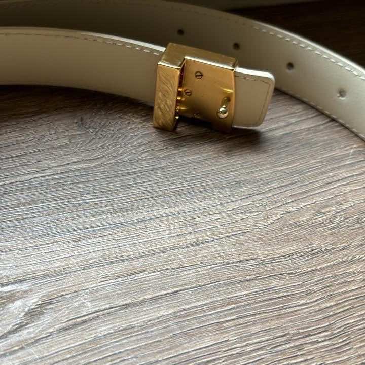 Louis Vuitton LV belt Initiales - Side view