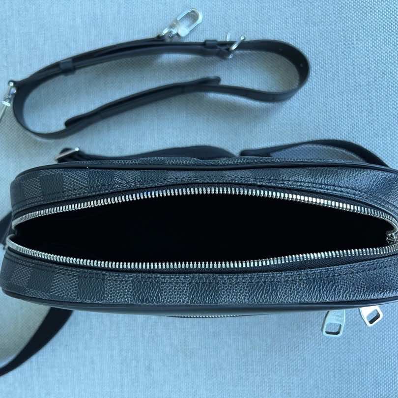 Louis Vuitton Dayton Reporter - Side view