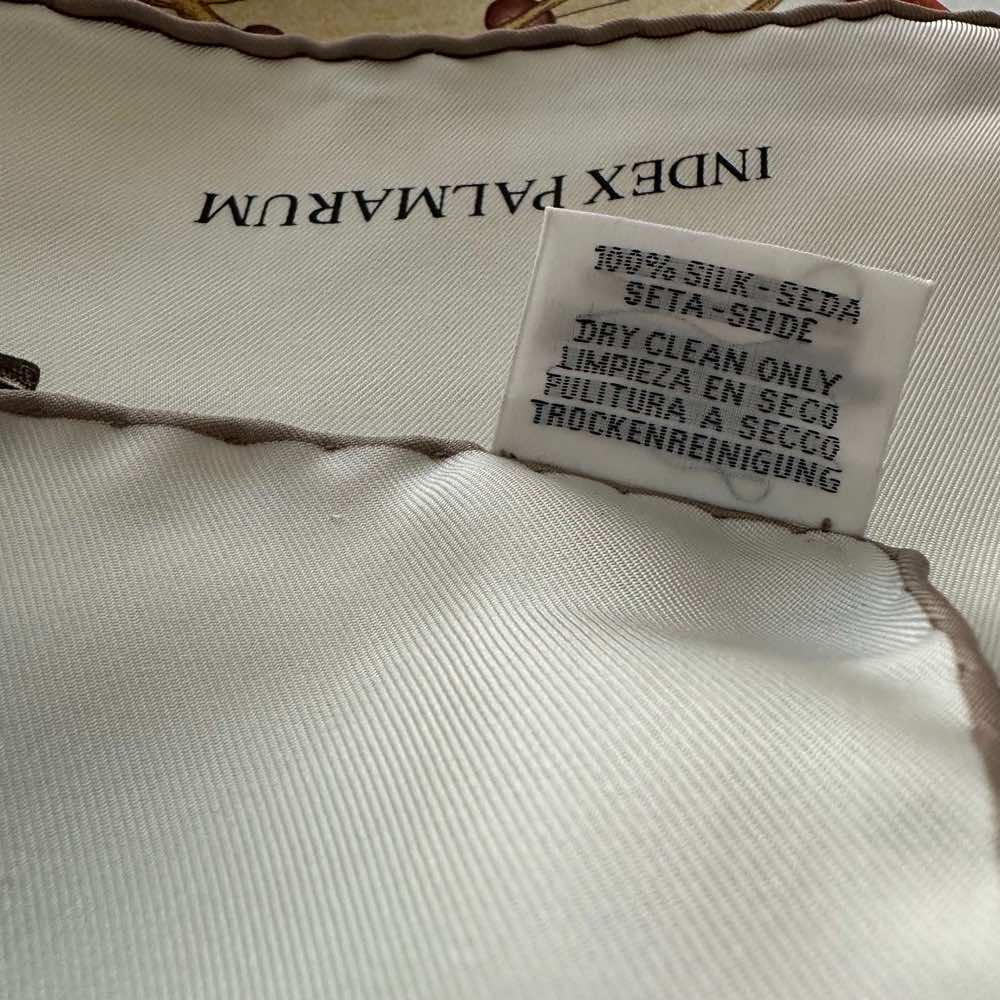 Hermès Carré 90 - Side view