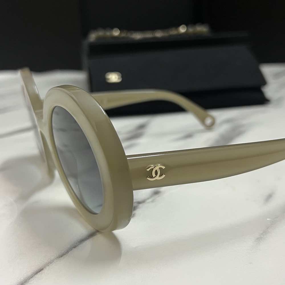 Chanel Round Camel Acetate Glass Never worn - Box View