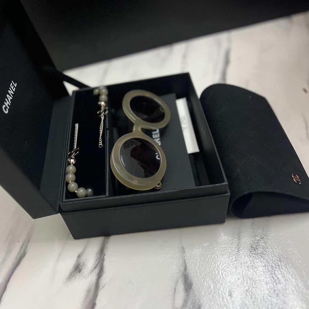 Chanel Round - Image 11