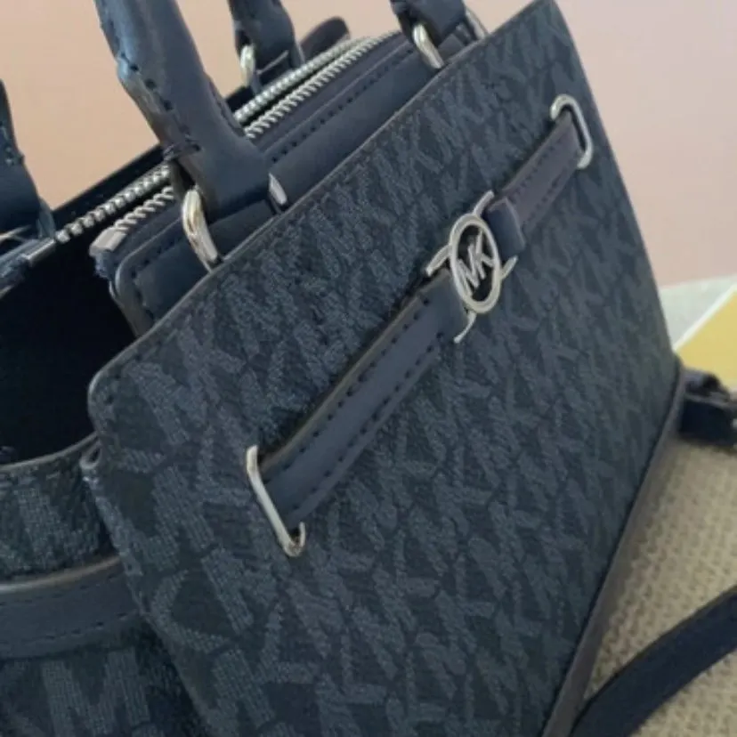 Michael Kors Michael Kors Reed Admiral Handbag – Navy Blue Navy Leather Never worn, with tag - Box View