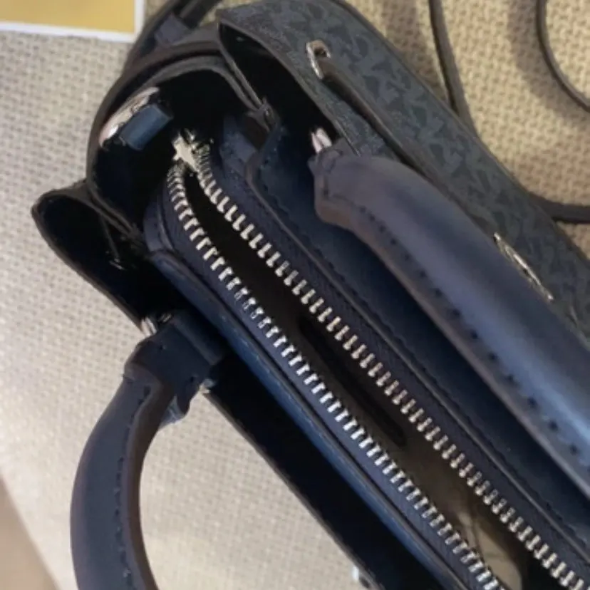 Michael Kors Michael Kors Reed Admiral Handbag – Navy Blue Navy Leather Never worn, with tag - Inside View