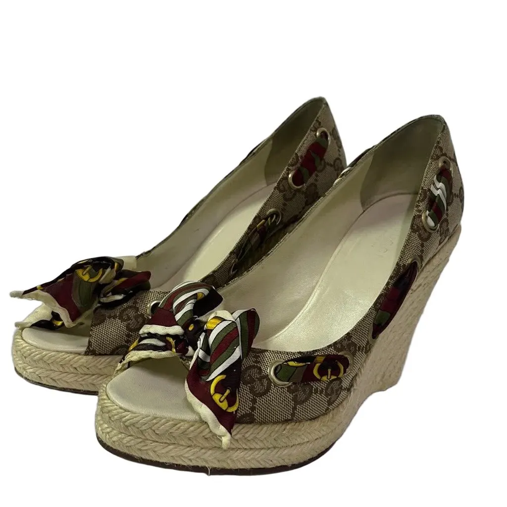 Gucci بيج GG قماش وشاح Bow Peep Toe Wedge Pump 38