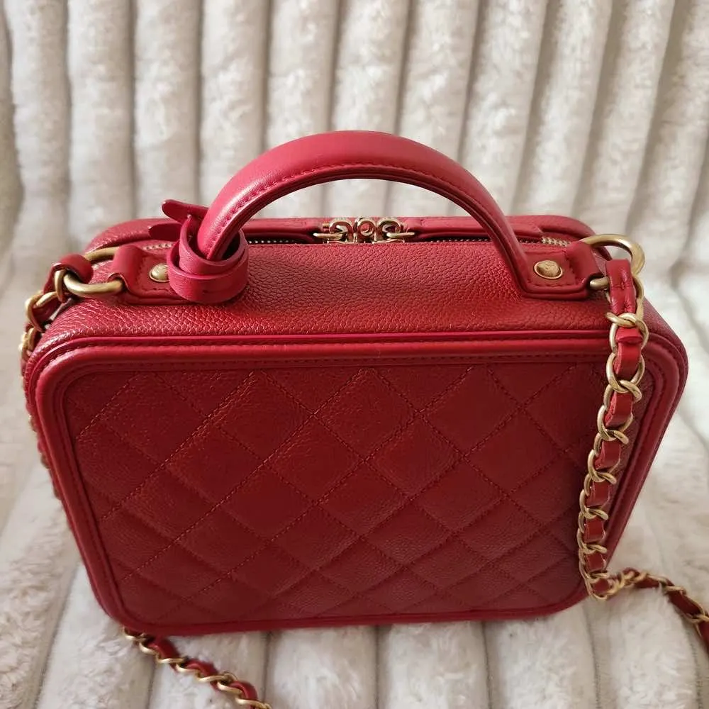 Chanel Filigree Vanity Case Red Leather Gold Very good - Inside View