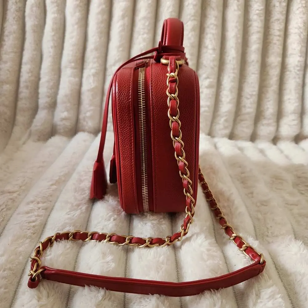 Chanel Filigree Vanity Case Red Leather Gold Very good - Model View