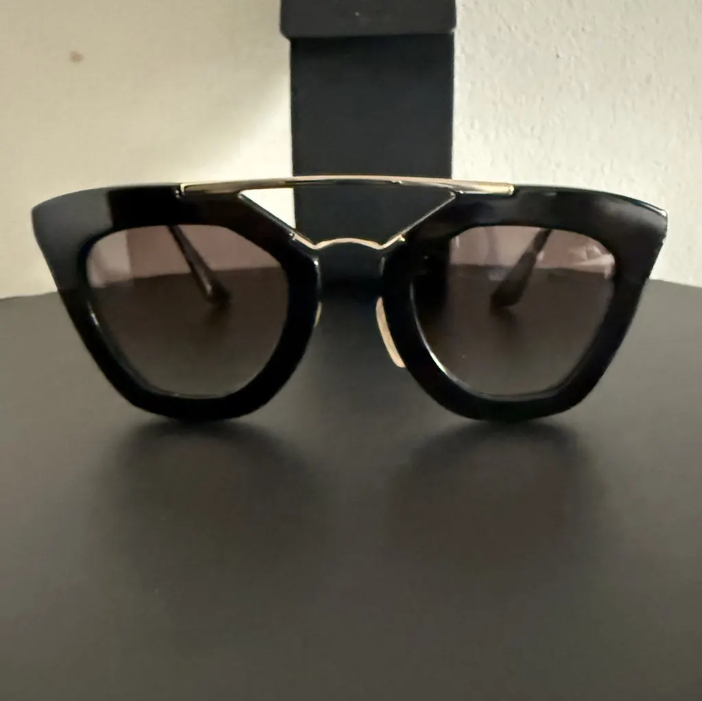 Prada Prada Shades Black Very good - Model View