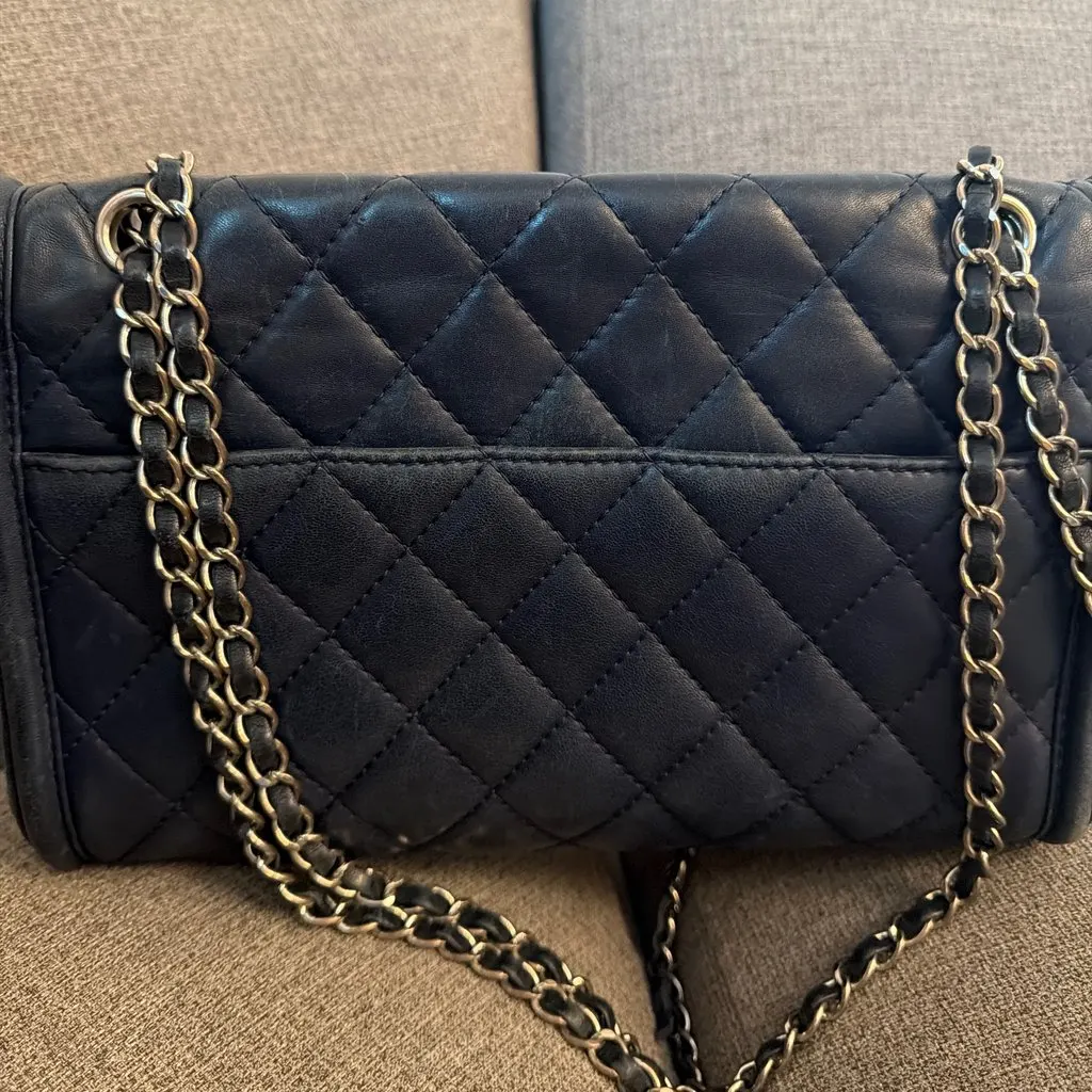 Chanel Medium classic flap Navy Leather Fair - Back View
