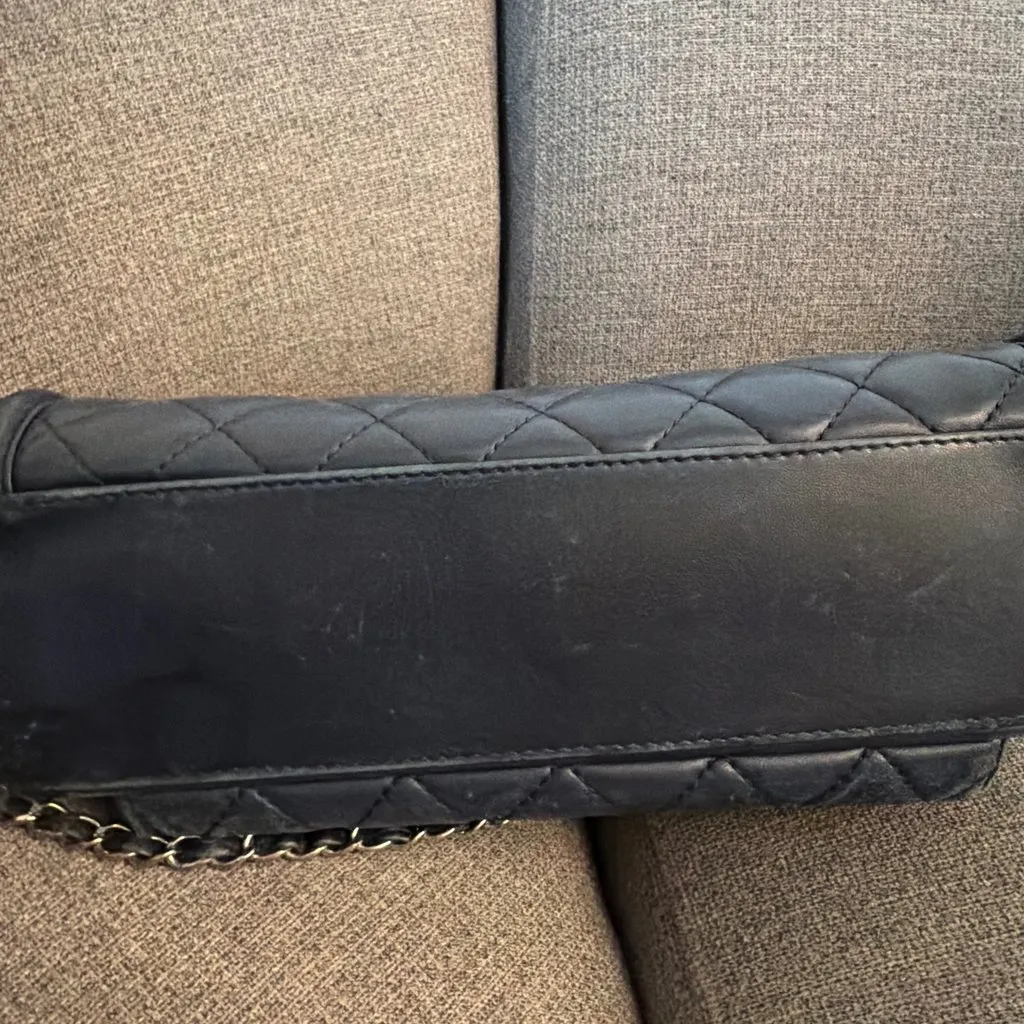 Chanel Medium classic flap Navy Leather Fair - Inside View