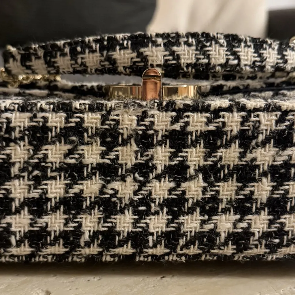Sandro Sandro Yza Bag – Pied-de-poule Tweed Black Tweed Good - Model View