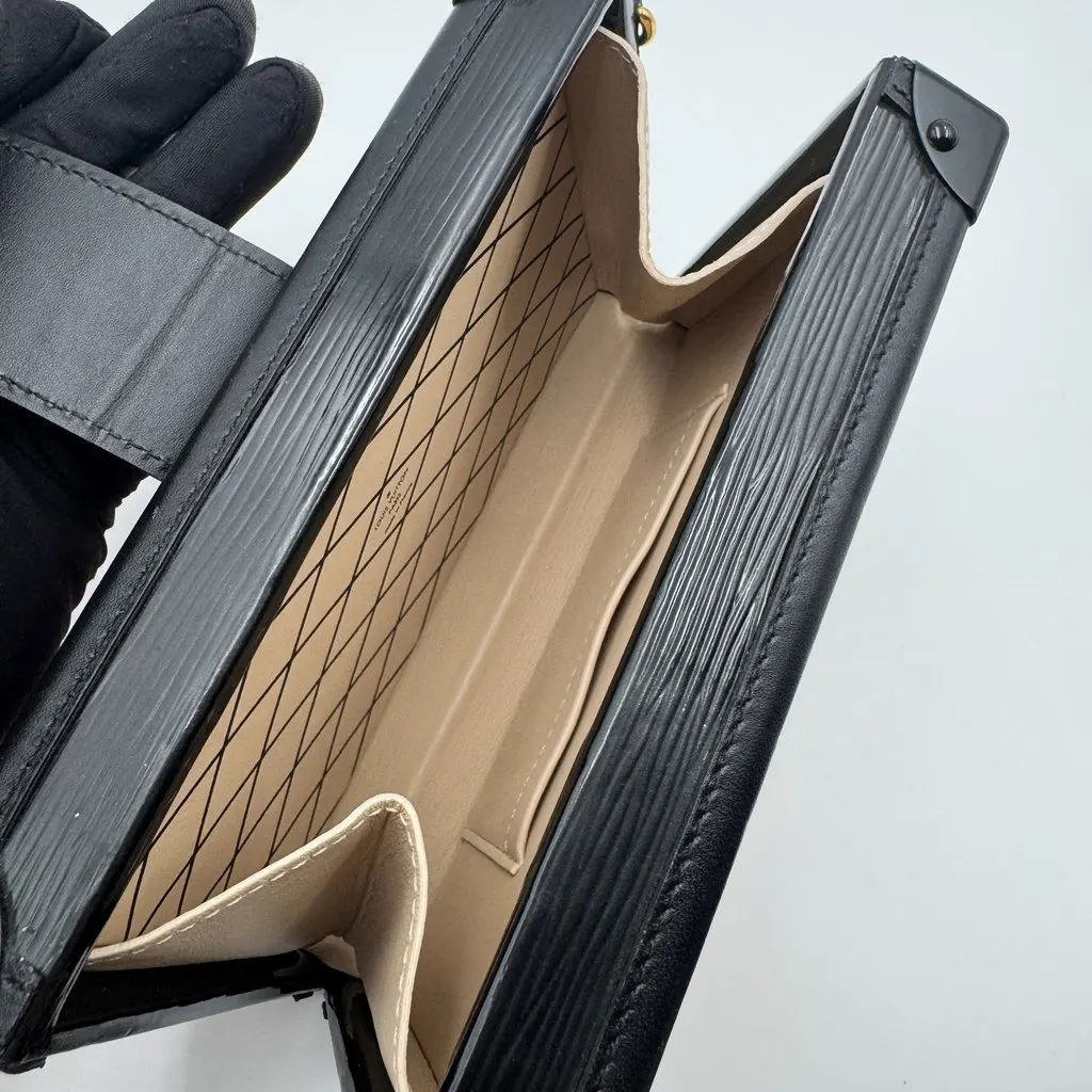 Louis Vuitton Pochette Metis Red Good - Model View