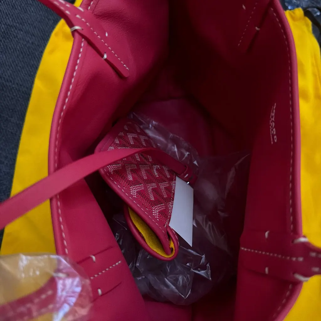 Goyard Cap Vert Pink Leather Never worn, with tag - Model View