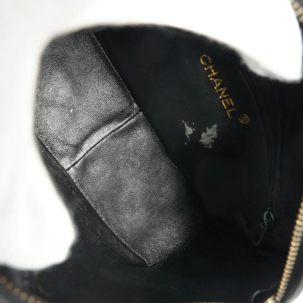 Chanel Tassel Camera Bag Black Black Leather Fair - Model View