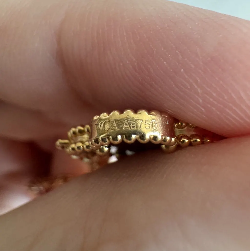 Van Cleef & Arpels Alahambra Gold Gold Never worn - Model View