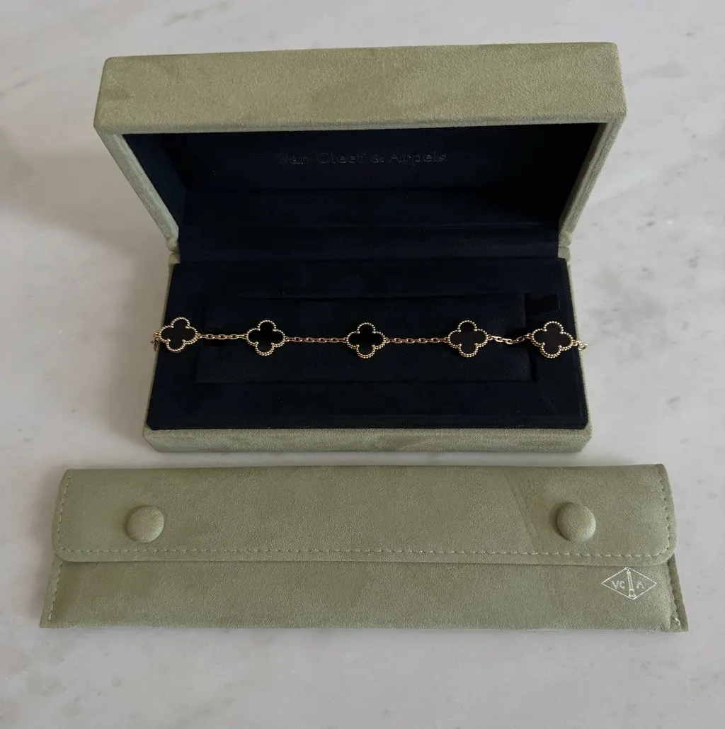 Van Cleef & Arpels Alahambra Gold Gold Never worn - Box View