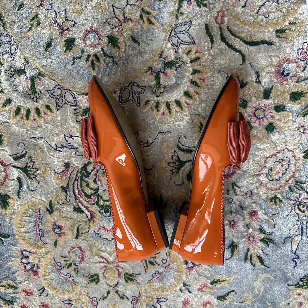 Unsigned Carel Paris Orange Patent Leather Bow Loafers – Size 37 Orange Leather Never worn - Back View