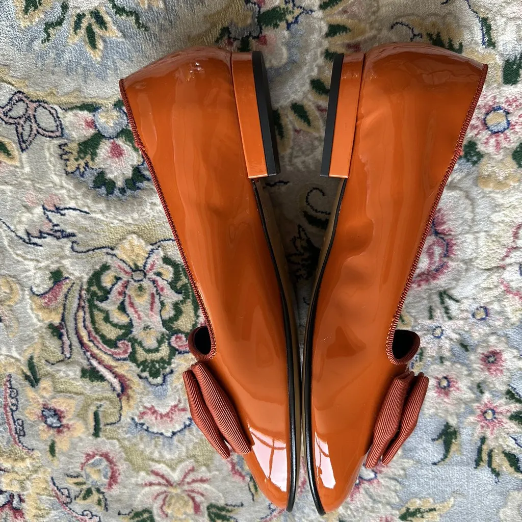 Unsigned Carel Paris Orange Patent Leather Bow Loafers – Size 37 Orange Leather Never worn - Box View